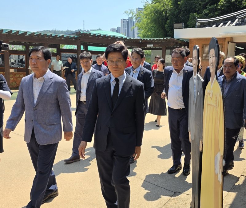 [구미=뉴시스] 박홍식 기자 = 국민의힘 대표 선거에 출마한 김문수 후보가 1일 오후 경북 구미시 상모동 박정희 전 대통령 생가에서 헌화를 마치고 시설을 둘러보고 있다. 2025.08.01 phs6431@newsis.com