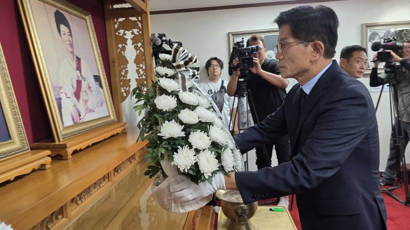 [구미=뉴시스] 박홍식 기자 = 국민의힘 당대표 선거에 출마한 김문수 후보가 1일 오후 경북 구미시 상모동 박정희 전 대통령 생가를 찾아 영정에 헌화하고 있다. 2025.08.01 phs6431@newsis.com