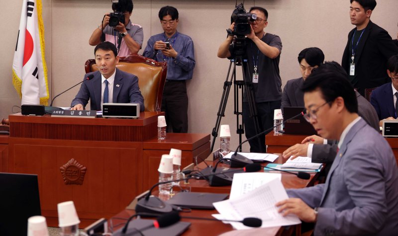 [서울=뉴시스] 조성봉 기자= 김용민 국회 법사위 법안심사제1소위원장이 25일 오후 서울 여의도 국회에서 열린 법제사법위원회 법안심사제1소위원회에서 발언을 하고 있다. 2025.07.25. suncho21@newsis.com