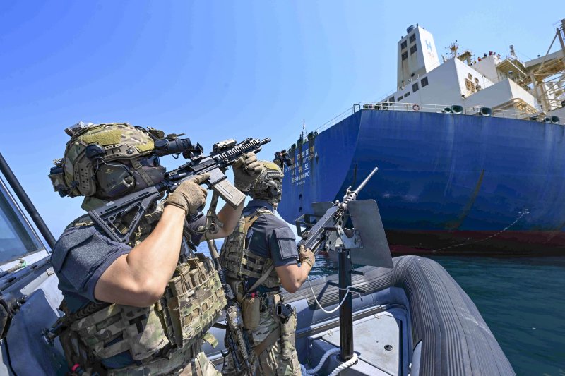 '청해부대 46진 해적대응 민관군 합동훈련'에서 해군 특수전대원(UDT/SEAL)으로 구성된 검문검색대 대원들이 고속단정에 탑승해 피랍 상선을 모사한 우리 선박으로 접근하고 있다. 해군 제공