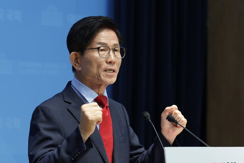 국민의힘 당대표 출마를 선언한 김문수 전 고용노동부 장관이 31일 서울 여의도 국회 소통관에서 비전·공약 발표를 하고 있다. 2025.7.31/뉴스1 ⓒ News1 신웅수 기자