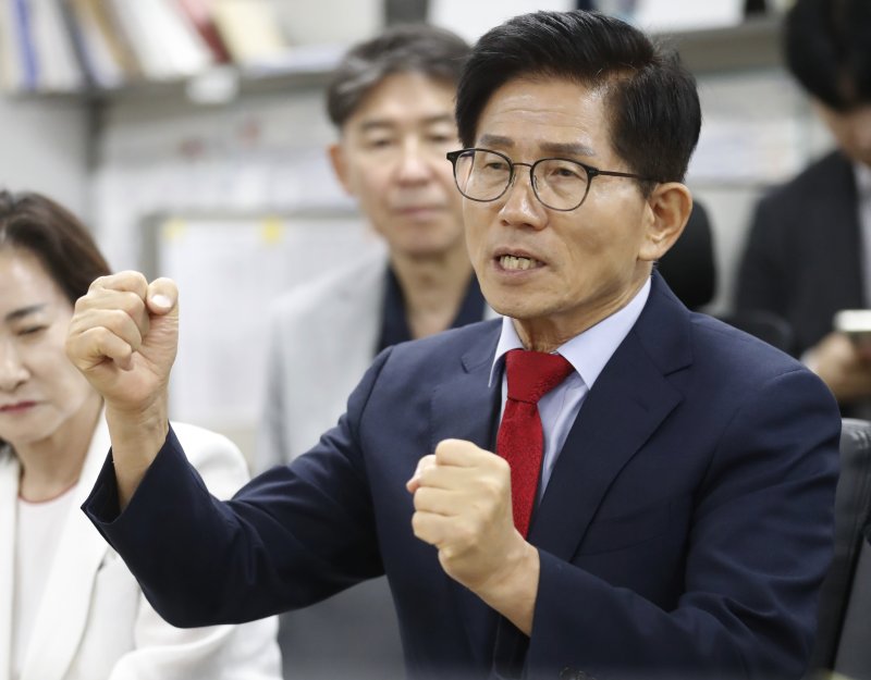 [인천=뉴시스] 김동영 기자 = 김문수 국민의힘 당대표 후보가 31일 오후 인천 남동구 인천시청 2층 기자실에서 기자들과 대화를 나누고 있다. 2025.07.31. dy0121@newsis.com
