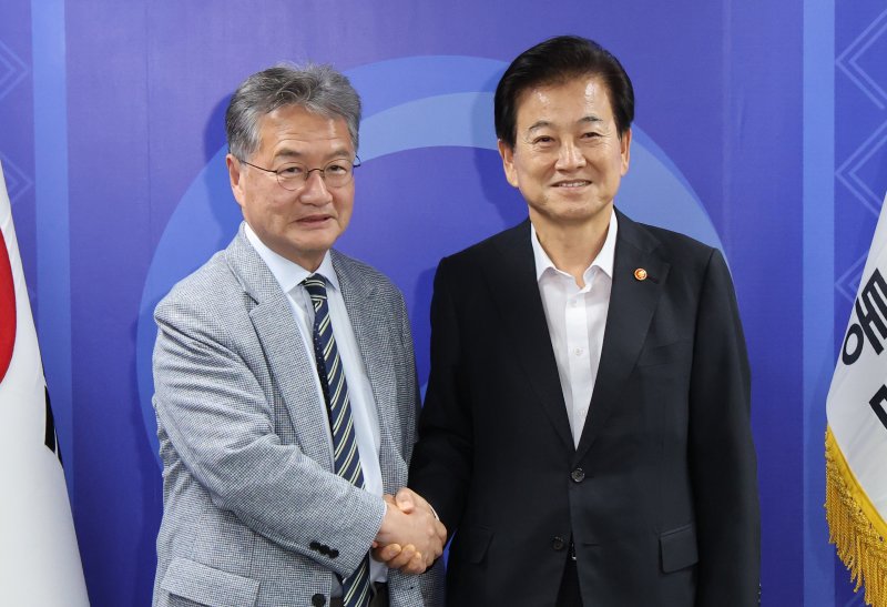 정동영 통일부 장관이 1일 오후 서울 종로구 정부서울청사에서 조셉 윤 주한미국대사 대리를 졉견하고 있다. 2025.8.1/뉴스1 ⓒ News1 임세영 기자