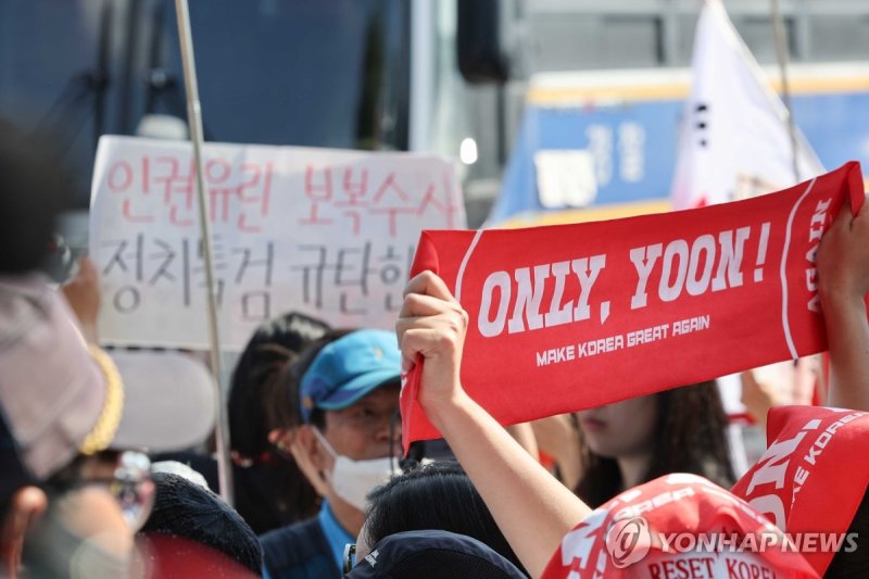 與, 尹의 '속옷 차림' 특검 체포 거부에 "참담하고 추하다"