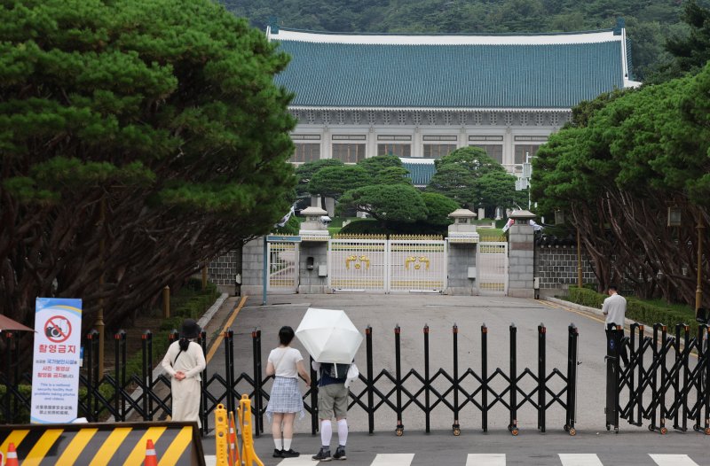 [서울=뉴시스] 황준선 기자 = 청와대의 일반인 관람이 중단된 1일 서울 종로구 청와대 본관 입구에 바리케이드와 촬영 금지 안내문이 설치돼 있다. 청와대는 이재명 대통령의 집무실 복귀를 앞두고 보안 및 안전 점검을 위해 이날부터 일반인 관람이 임시 중단된다. 2025.08.01. hwang@newsis.com