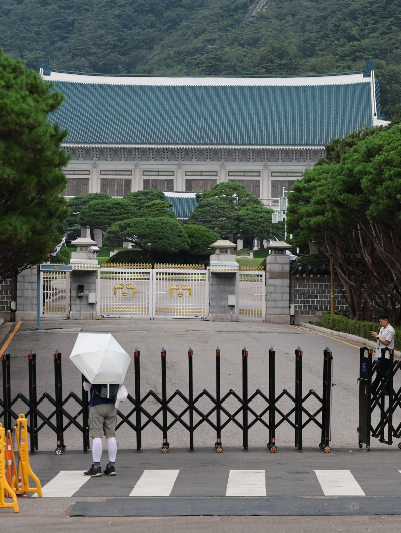 [서울=뉴시스] 황준선 기자 = 청와대의 일반인 관람이 중단된 1일 서울 종로구 청와대 본관 입구에 바리케이드가 설치돼 있다. 청와대는 이재명 대통령의 집무실 복귀를 앞두고 보안 및 안전 점검을 위해 이날부터 일반인 관람이 임시 중단된다. 2025.08.01. hwang@newsis.com