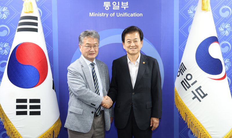 [서울=뉴시스] 추상철 기자 = 정동영 통일부 장관이 1일 오후 서울 종로구 정부서울청사에서 조셉 윤 주한미국대사 대리와 기념촬영을 하고 있다. 2025.08.01. scchoo@newsis.com