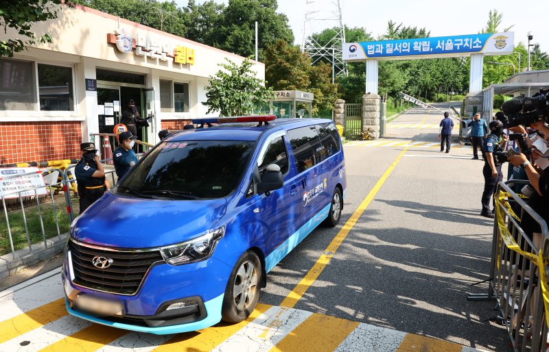 [의왕=뉴시스] 황준선 기자 = 김건희 여사 의혹을 수사하는 민중기 특별검사팀이 윤석열 전 대통령에 대한 체포영장을 집행에 실패한 1일 오전 경기 의왕시 서울구치소에서 차량이 이동하고 있다. 2025.08.01. hwang@newsis.com
