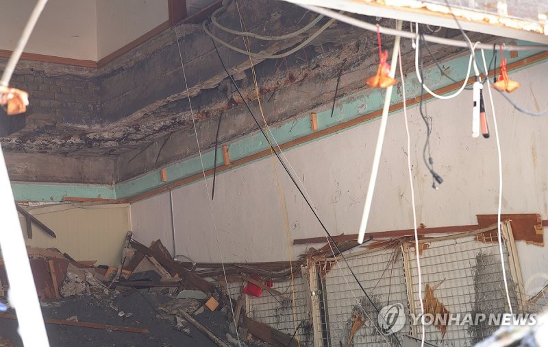 철근 휘어진 내부…창원 건물 천장 붕괴로 4명 사상 (출처=연합뉴스)