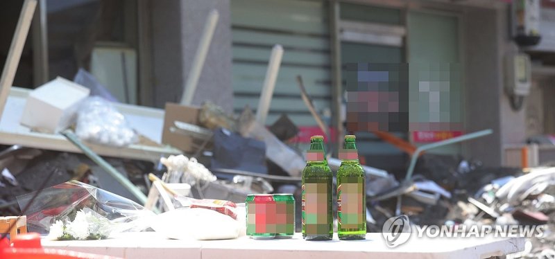 창원 건물 천장 붕괴 현장에 놓인 국화와 맥주 (출처=연합뉴스)