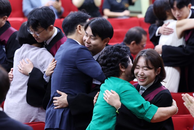 1일 경기 과천 정부과천청사 법무부에서 열린 2025 하반기 신임검사 임관식에서 신임 검사들이 부모님과 포옹을 하고 있다. 2025.8.1/뉴스1 ⓒ News1 박지혜 기자