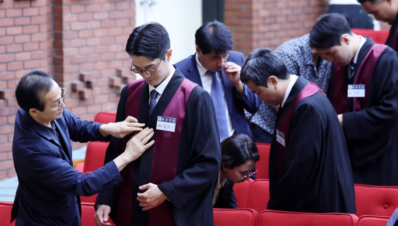 1일 경기 과천 정부과천청사 법무부에서 열린 신임검사 임관식에서 부모님들이 신임 검사들에게 법복을 입혀주고 있다. 2025.8.1/뉴스1 ⓒ News1 박지혜 기자