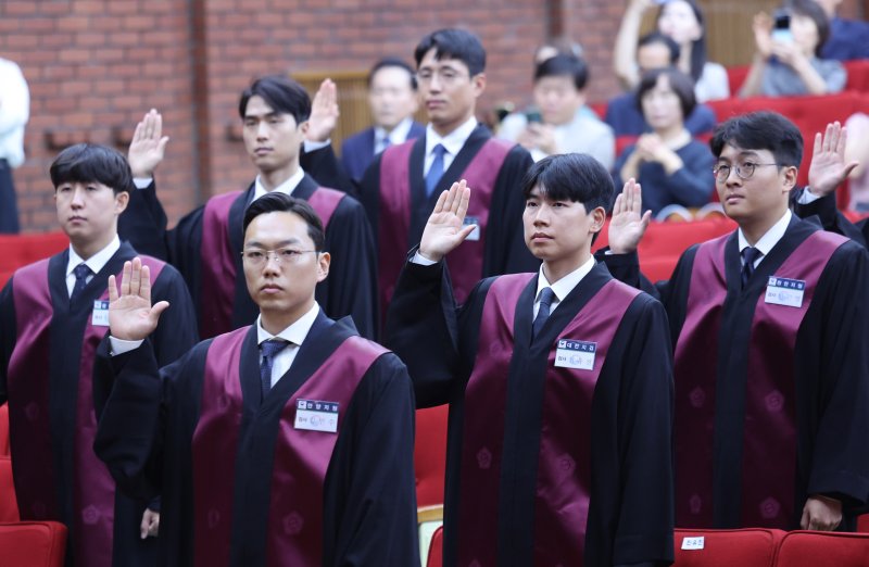1일 경기 과천 정부과천청사 법무부에서 열린 2025 하반기 신임검사 임관식에서 신임 검사들이 선서를 하고 있다. 2025.8.1/뉴스1 ⓒ News1 박지혜 기자