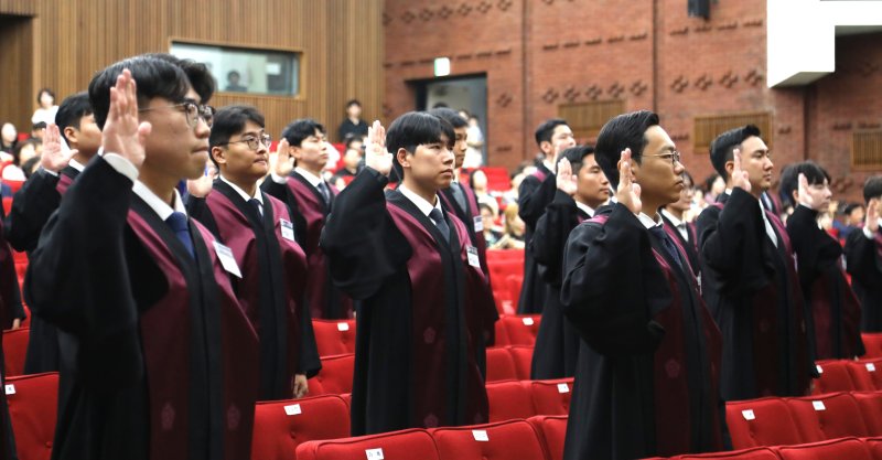 1일 경기 과천 정부과천청사 법무부에서 열린 2025 하반기 신임검사 임관식에서 신임 검사들이 선서하고 있다. 2025.8.1/뉴스1 ⓒ News1 송송이 기자