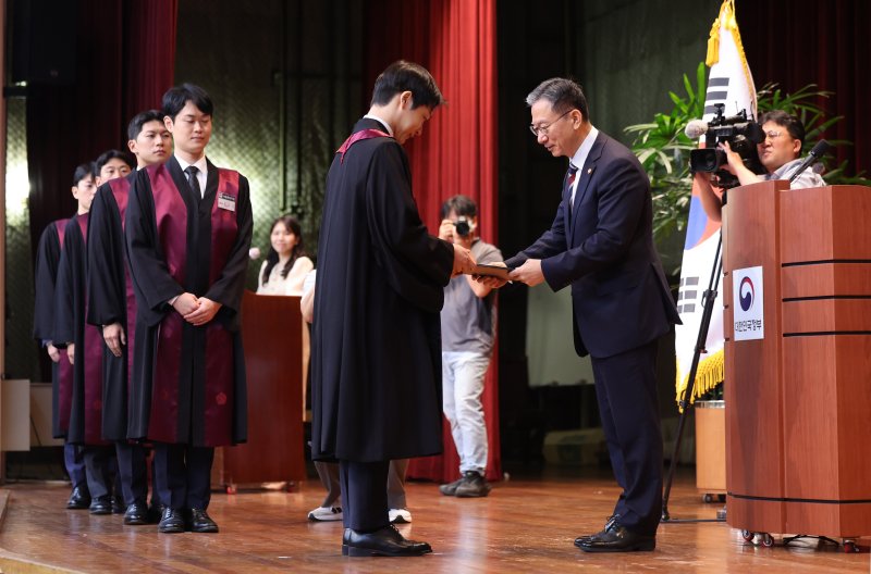 정성호 법무부 장관이 1일 경기 과천 정부과천청사 법무부에서 열린 2025 하반기 신임검사 임관식에서 신임 검사들에게 임명장을 수여하고 있다. 2025.8.1/뉴스1 ⓒ News1 박지혜 기자