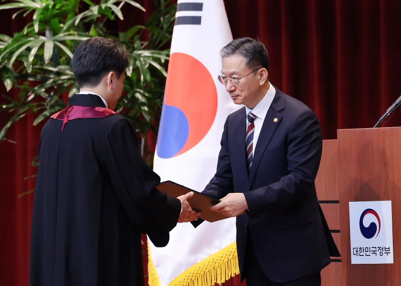 정성호 법무부 장관이 1일 경기 과천 정부과천청사 법무부에서 열린 2025 하반기 신임검사 임관식에서 신임 검사에게 임명장을 수여하고 있다. 2025.8.1/뉴스1 ⓒ News1 박지혜 기자
