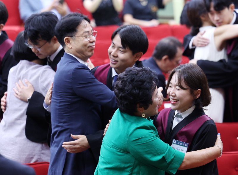 1일 경기 과천 정부과천청사 법무부에서 열린 2025 하반기 신임검사 임관식에서 신임 검사들이 법복을 입은 뒤 부모님과 포옹을 하고 있다. 2025.8.1/뉴스1 ⓒ News1 박지혜 기자
