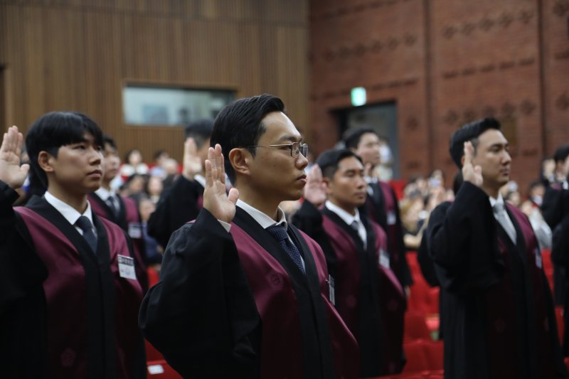 1일 경기 과천 정부과천청사 법무부에서 열린 2025 하반기 신임검사 임관식에서 신임 검사들이 선서하고 있다. 2025.8.1/뉴스1 ⓒ News1 송송이 기자