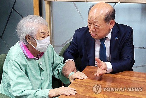 양금덕 할머니 만난 송두환 전 인권위원장 (출처=연합뉴스)