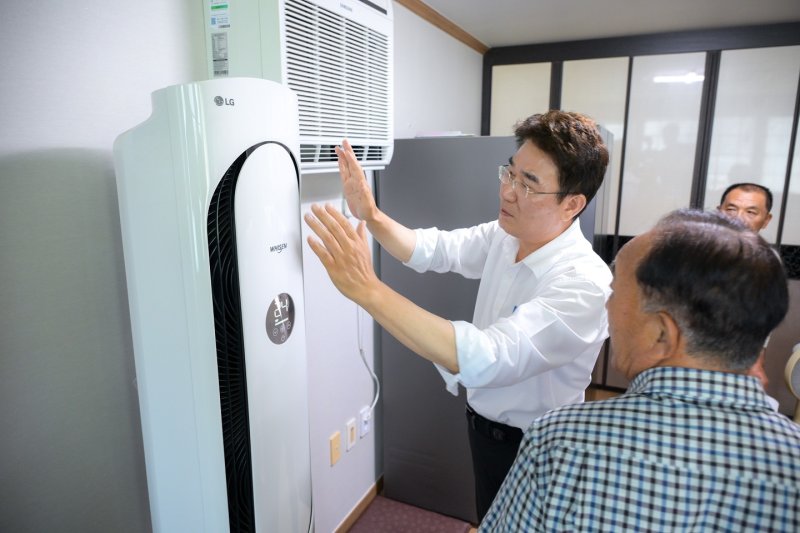 노관규 순천시장이 28일 관내 경로당을 찾아 냉방시설 현장 점검을 실시하고 있다.(순천시 제공. 재판매 및 DB 금지)