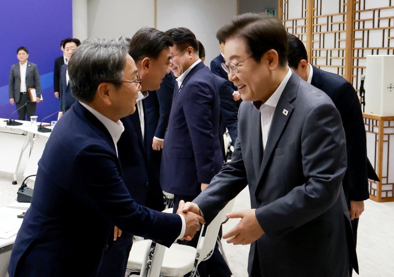 [서울=뉴시스] 고범준 기자 = 이재명 대통령이 1일 서울 용산 대통령실 청사에서 열린 전국 시도지사 간담회에 입장하며 강기정 광주시장과 악수하고 있다. (대통령실통신사진기자단) 2025.08.01. bjko@newsis.com