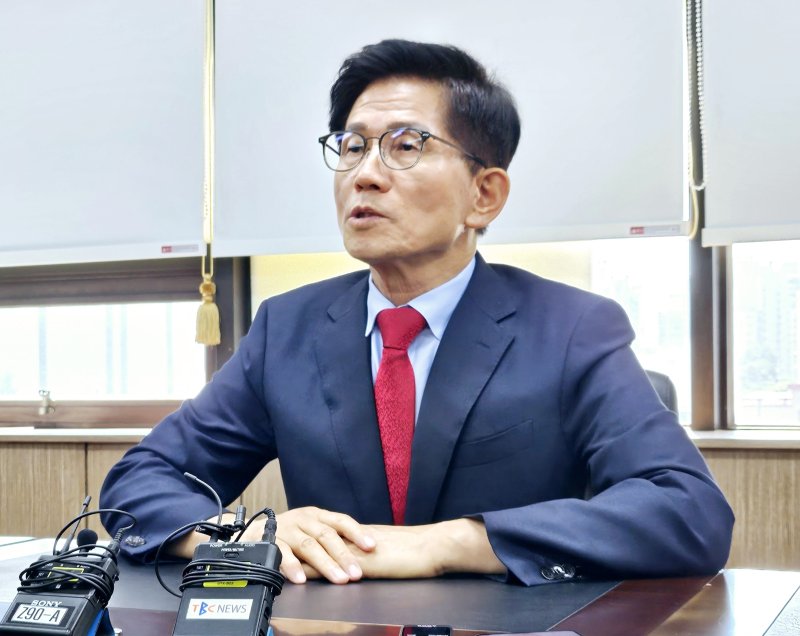 국민의힘 당권 주자인 김문수 후보가 1일 오후 대구 수성구 범어동 국민의힘 경북도당 회의실에서 기자들과 만나 질문에 답하고 있다. ⓒ News1 남승렬 기자