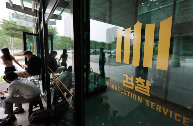[서울=뉴시스] 이영환 기자 =12·3 비상계엄 관련 내란·외환 혐의를 수사 중인 내란 특검이 이갑수 국방부 군수관리관을 소환 조사했다. 7월7일 내란 특검팀(특별검사 조은석)의 사무실이 마련된 서울 서초구 서울고검 청사앞에 취재진이 대기하고 있다. 2025.07.07. 20hwan@newsis.com