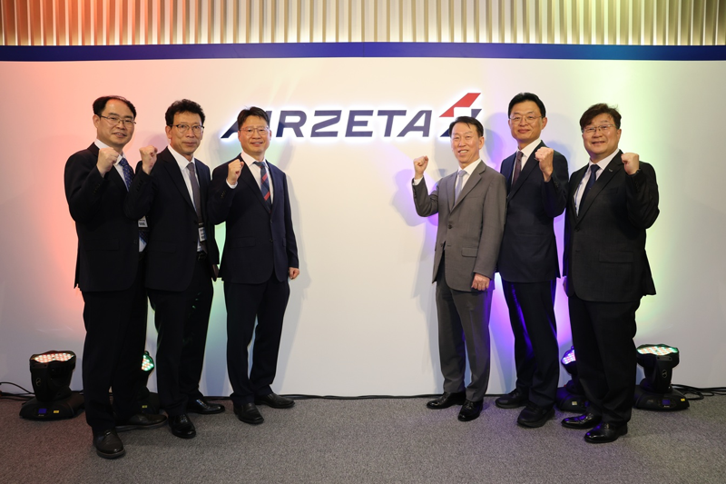 1일 오후 서울 마곡사무소에서 진행된 AIRZETA 출범식에서 김관식대표(중앙 왼쪽)와 소시어스 이병국대표(중앙 오른쪽)가 한국교통본부 장동철본부장, 인천광역시 박광근 국장, 한국투자파트너스 황만순대표, 항공안전기술원 황호원원장과 ‘AIRZETA’현판을 공개하고 있다. 에어제타 제공