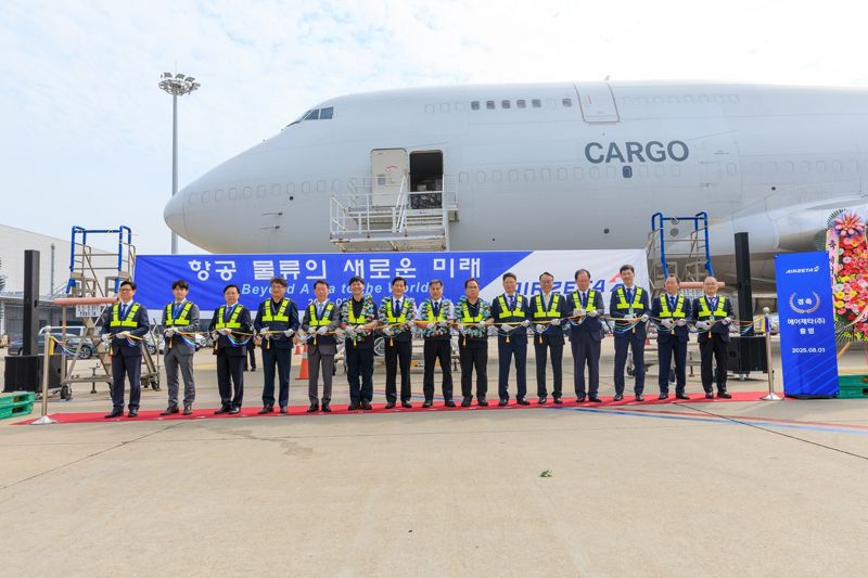 1일 오전 인천공항 화물기 주기장에서 미주행 첫 화물기편 출항을 기념하는 출항식에 참석한 에어제타 김관식대표(우측에서 여섯번째)와 주주사 소시어스 이병국 대표(좌측에서 다섯번째)가 한국투자파트너스, 인천공항공사 관계자들과 함께 테이프 컷팅을 하고 있다. 에어제타 제공