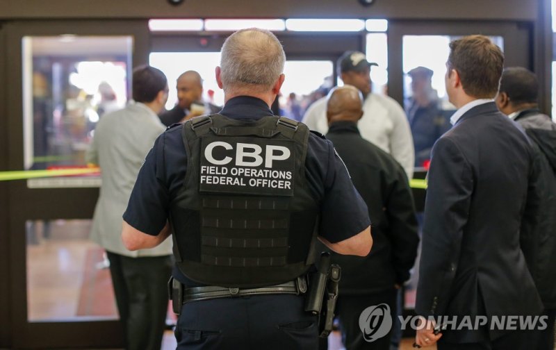 미국의 애틀랜타 공항에서 출입 관리하는 세관국경보호국(CBP) 요원 (출처=연합뉴스)