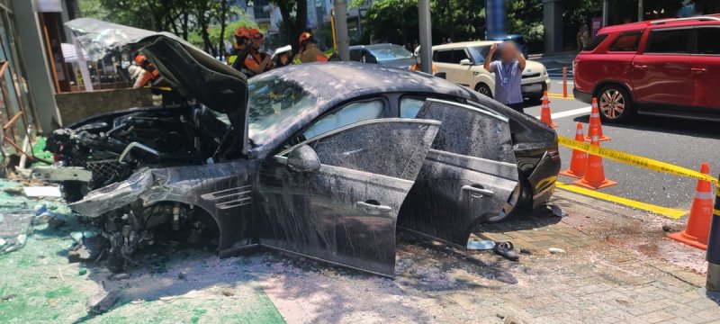파손된 돌진 차량 (출처=연합뉴스)