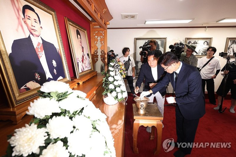 김문수, 박정희 전 대통령 생가 방문 (출처=연합뉴스)