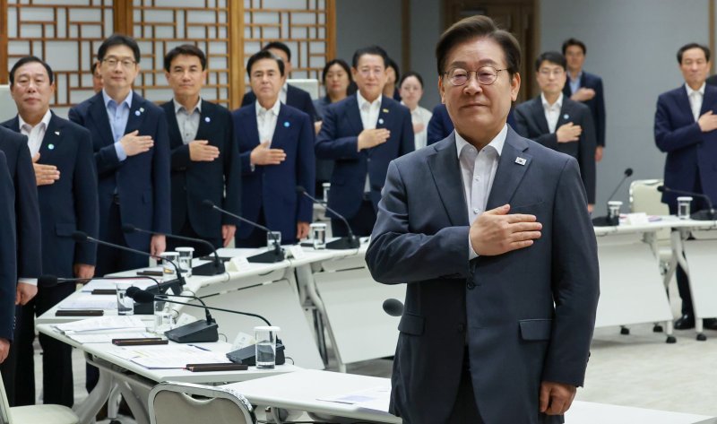 [홍성=뉴시스] 김태흠 충남지사가 1일 이재명 대통령 주재로 열린 시도지사 간담회에 참석, 국민의례를 하고 있다. *재판매 및 DB 금지