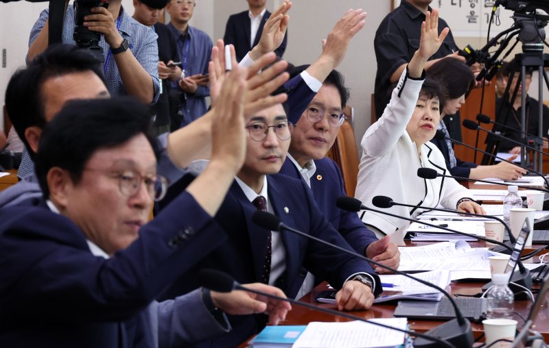 [서울=뉴시스] 김금보 기자 = 국회 법제사법위원회 국민의힘 의원들이 1일 서울 여의도 국회에서 열린 전체회의에서 토론 의사를 표하고 있다. 2025.08.01. kgb@newsis.com