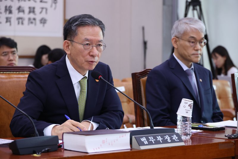[서울=뉴시스] 김금보 기자 = 정성호 법무부 장관이 1일 서울 여의도 국회에서 열린 법제사법위원회 전체회의에서 질의에 답하고 있다. 2025.08.01. kgb@newsis.com