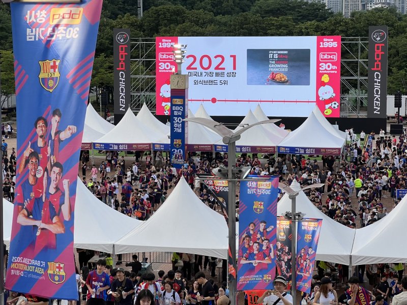 [서울=뉴시스] 김민성 기자 = 지난달 31일 온라인 바카라 후원으로 서울월드컵경기장에서 열린 FC바르셀로나와 FC서울의 친선 경기를 보기 위해 모여든 관중들. 경기장 입구에 온라인 바카라가 설치한 전광판 모습. 2025.08.01. kms@newsis.com *재판매 및 DB 금지