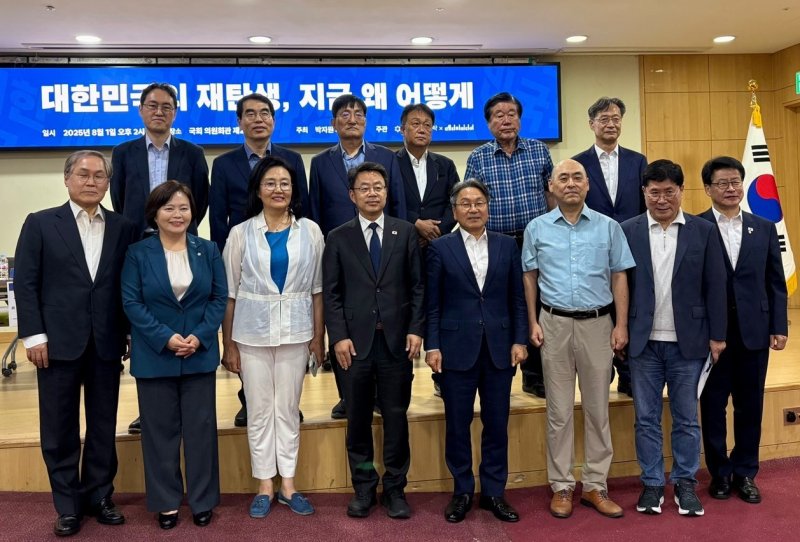 강기정 광주시장이 1일 국회에서 열린 토론회에 참석해 '돌봄 국가 책임제'에 대한 방향성을 제시한 뒤 참석자들과 기념촬영을 하고 있다.(광주시 제공. 재판매 및 DB 금지) 2025.8.1/뉴스1