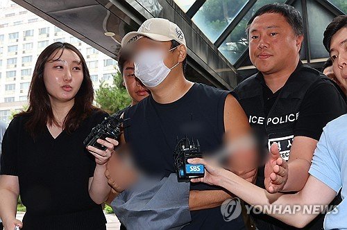 부모·형 살해한 30대 구속심사 출석 (출처=연합뉴스)