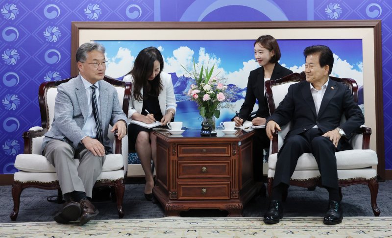 정동영 통일부 장관이 1일 오후 서울 종로구 정부서울청사에서 조셉 윤 주한미국대사 대리를 졉견하고 있다. 2025.8.1/뉴스1 ⓒ News1 임세영 기자