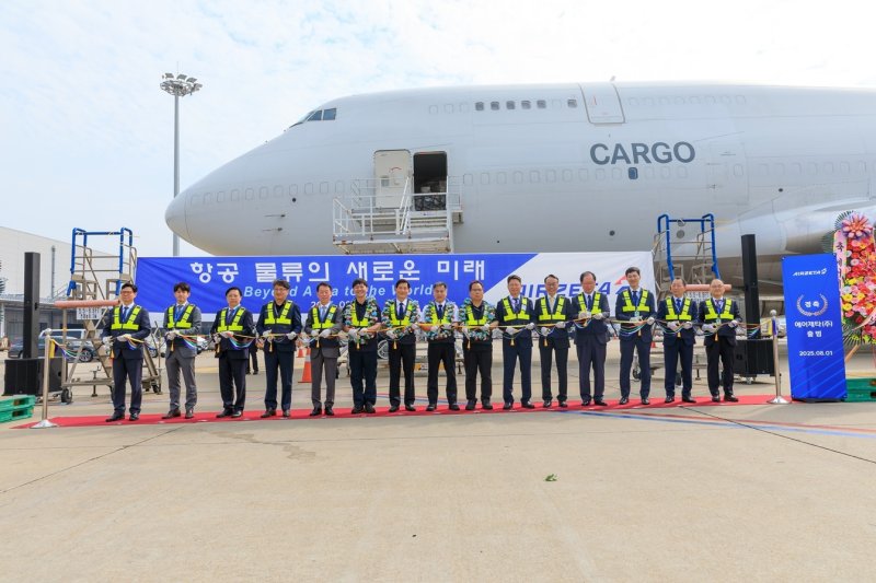 1일 오전 인천공항 화물기 주기장에서 에어제타 미주행 첫 화물편 출항 기념식 참석한 에어제타 김관식 대표(우측에서 여섯번째)와 주주사 소시어스 이병국 대표(좌측에서 다섯번째)가 한국투자파트너스, 인천공항공사 관계자들과 함께 테이프 컷팅을 하고 있다(에어제타 제공). 2025.08.01.