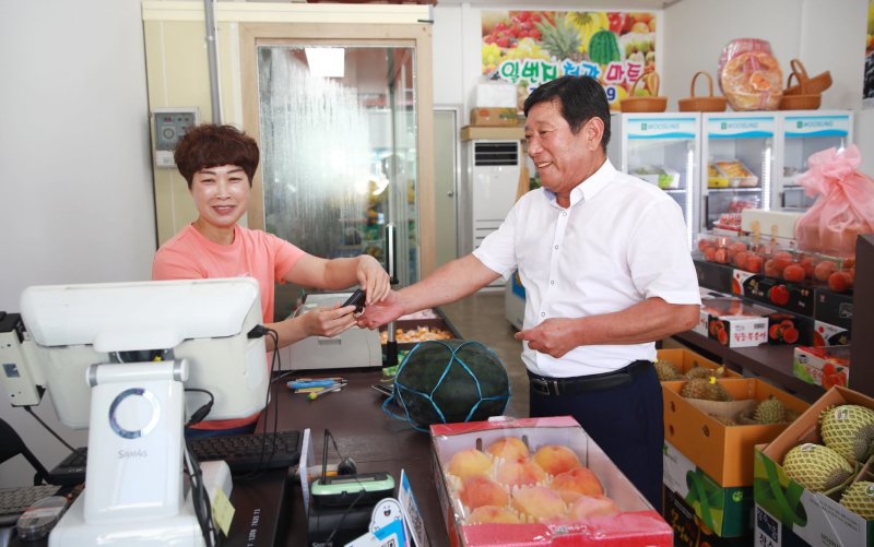 조상래 전남 곡성군수가 1일 곡성의 한 마트에서 민생쿠폰으로 결제를 하고 있다.(곡성군 제공. 재판매 및 DB 금지)