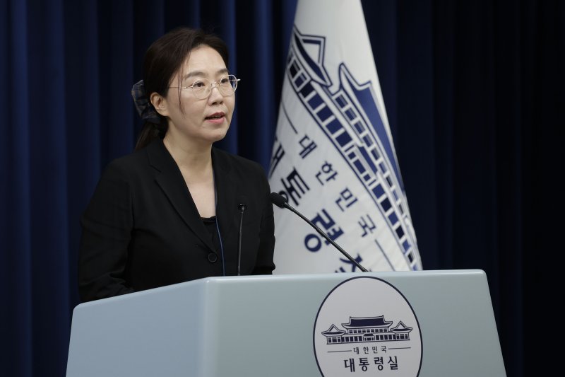 [서울=뉴시스] 최동준 기자 = 강유정 대변인이 24일 서울 용산 대통령실 청사에서 대통령 주재 수석보좌관 회의 관련 브리핑을 하고 있다. 2025.07.24. photocdj@newsis.com