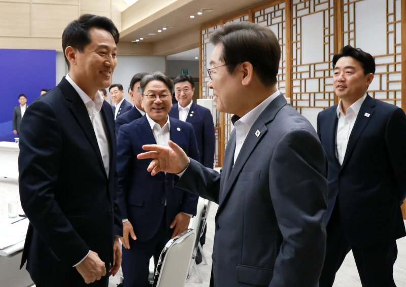 [서울=뉴시스] 고범준 기자 = 이재명 대통령이 1일 서울 용산 대통령실 청사에서 열린 전국 시도지사 간담회에 입장하며 오세훈 서울시장과 인사하고 있다. (대통령실통신사진기자단) 2025.08.01. bjko@newsis.com