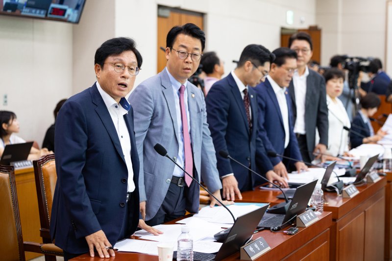 박형수 국회 법제사법위원회 국민의힘 간사를 비롯한 야당 의원들이 1일 서울 여의도 국회에서 열린 제427회 국회(임시회) 법제사법위원회 제5차 전체회의에서 이춘석 위원장의 의사진행에 항의하고 있다. 2025.8.1/뉴스1 ⓒ News1 유승관 기자