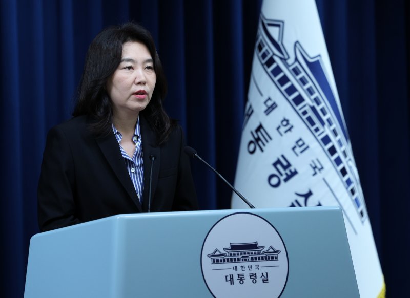 [서울=뉴시스] 고범준 기자 = 강유정 대변인이 27일 서울 용산 대통령실 청사에서 SPC 8시간 초과 야근 폐지 관련 브리핑을 하고 있다. 2025.07.27. bjko@newsis.com