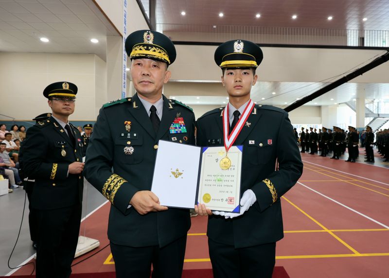 육군은 1일 전북 익산에 위치한 육군부사관학교에서 김진철(소장) 교육사령관 직무대리 주관으로 '25-2기 민간·장기복무·현역·예비역과정 육군 부사관 임관식'을 실시했다. 김진철(소장) 교육사령관 직무대리가 국방부장관상을 수상한 정민규 하사에게 상장을 수여한 후 기념사진 촬영을 하고 있다. 육군 제공
