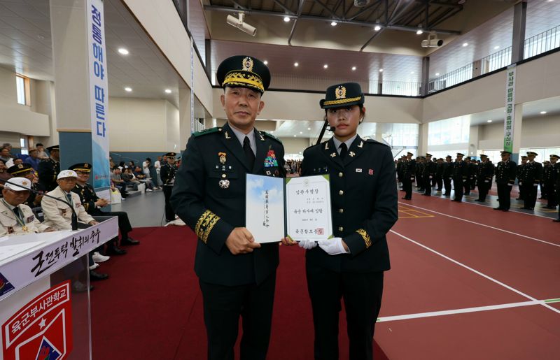 육군은 1일 전북 익산에 위치한 육군부사관학교에서 김진철(소장) 교육사령관 직무대리 주관으로 '25-2기 민간·장기복무·현역·예비역과정 육군 부사관 임관식'을 실시했다. 김진철(소장) 교육사령관 직무대리가 임관자 대표 조현비 하사에게 임관사령장을 수여하는 모습. 육군 제공