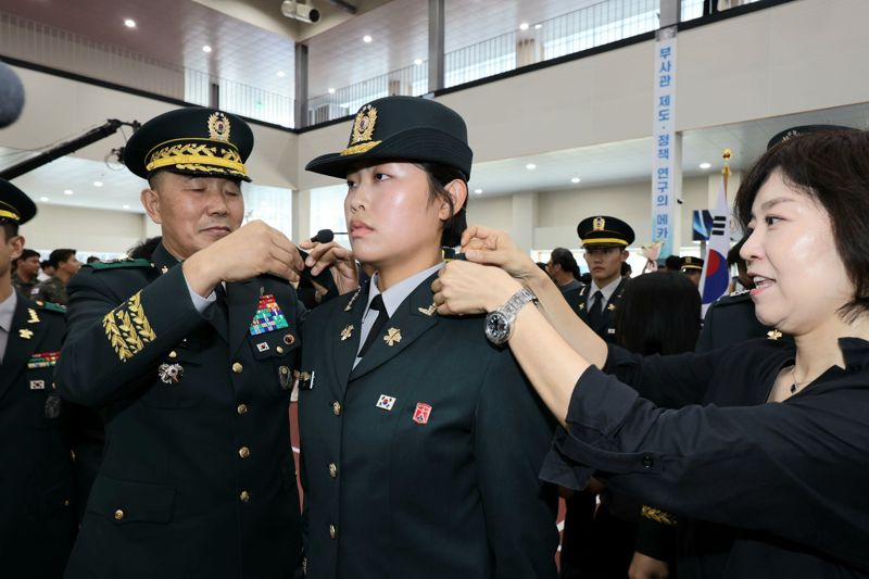 육군은 1일 전북 익산에 위치한 육군부사관학교에서 김진철(소장) 교육사령관 직무대리 주관으로 '25-2기 민간·장기복무·현역·예비역과정 육군 부사관 임관식'을 실시했다. 김진철(소장) 교육사령관 직무대리가 임관자 대표 조현비 하사에게 계급장을 수여하는 모습. 육군 제공