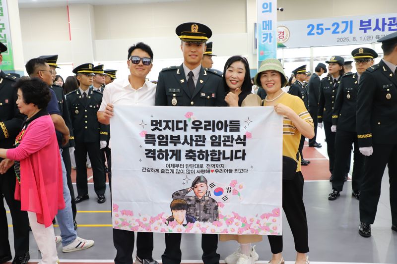 육군은 1일 전북 익산에 위치한 육군부사관학교에서 김진철(소장) 교육사령관 직무대리 주관으로 '25-2기 민간·장기복무·현역·예비역과정 육군 부사관 임관식'을 실시했다. 신임 부사관 김정민 하사와 그 가족들이 기념사진을 촬영하는 모습. 육군 제공