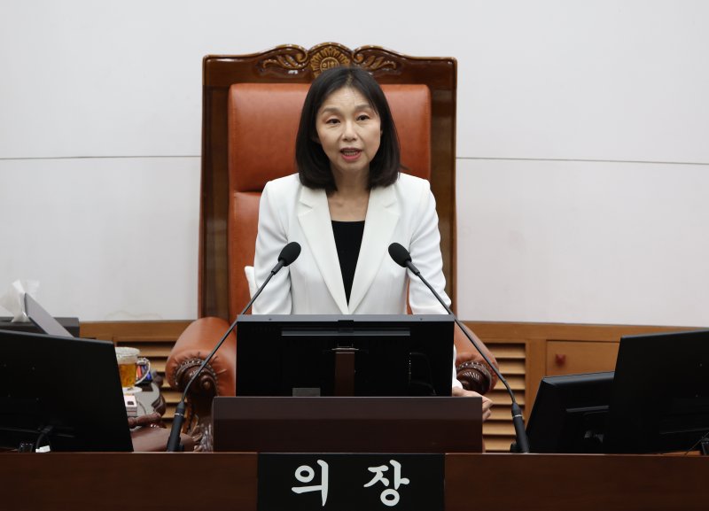 [서울=뉴시스] 김금보 기자 = 최호정 서울시의회 의장이 10일 오후 서울 중구 서울시의회 본회의장에서 열린 제331회 정례회 개회식에서 개회사를 하고 있다. 2025.06.10. kgb@newsis.com